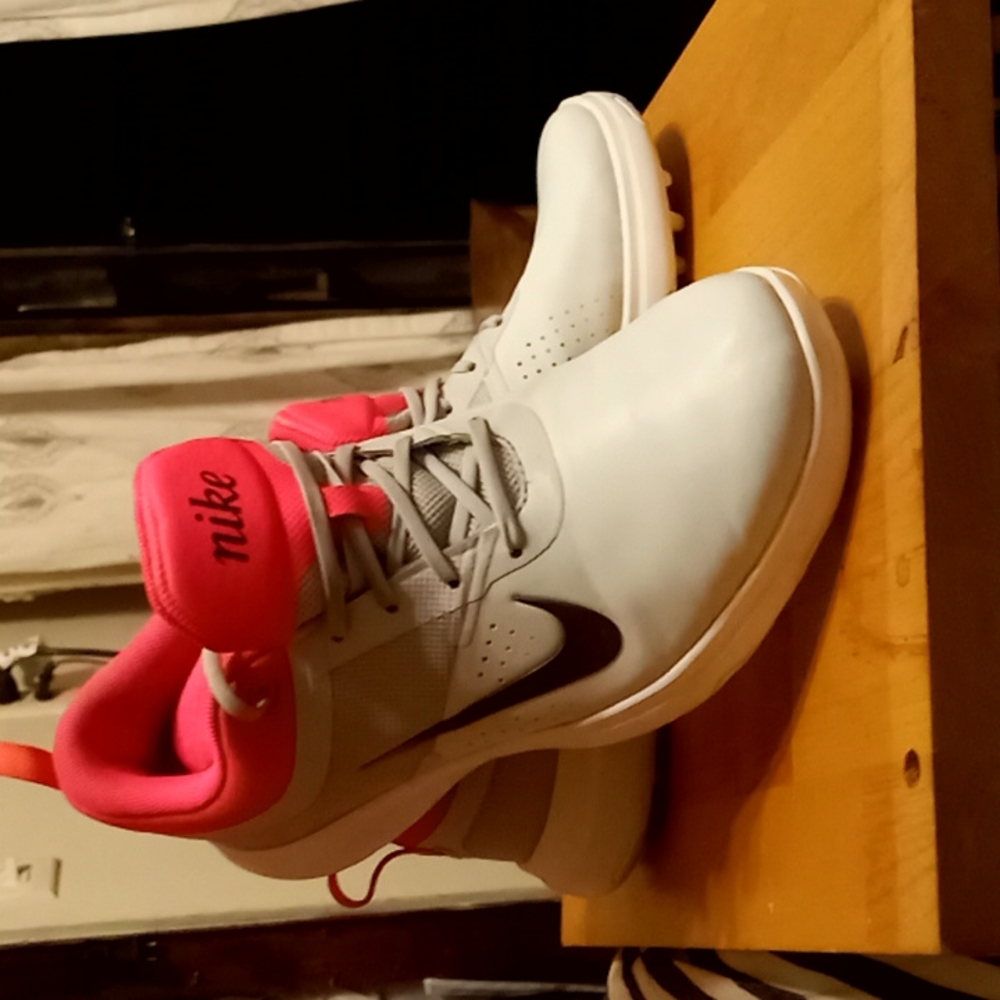 Nike Akamai Golf Shoes hot pink and grey Women's Size 6.5.